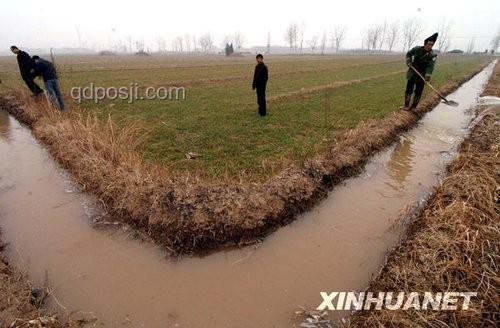 灌溉渠黑水倾泻恶臭事件频发，行业治理亟待加强
